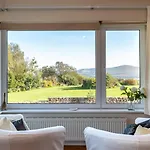 펜션 Stylish And Spacious With Sea & Mountain Views