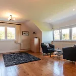 Stylish And Spacious With Sea & Mountain Views 펜션