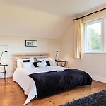 Stylish And Spacious With Sea & Mountain Views 펜션 Templenoe