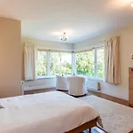 펜션 Stylish And Spacious With Sea & Mountain Views *