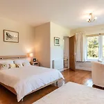 Stylish And Spacious With Sea & Mountain Views