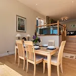 Stylish And Spacious With Sea & Mountain Views