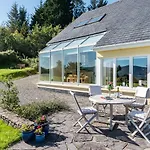 펜션 Stylish And Spacious With Sea & Mountain Views