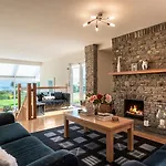 Stylish And Spacious With Sea & Mountain Views 펜션 Templenoe