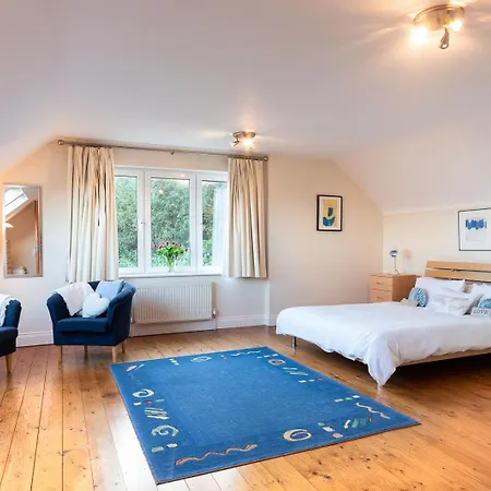 A Split-level Spacious With Sea & Mountain Views *