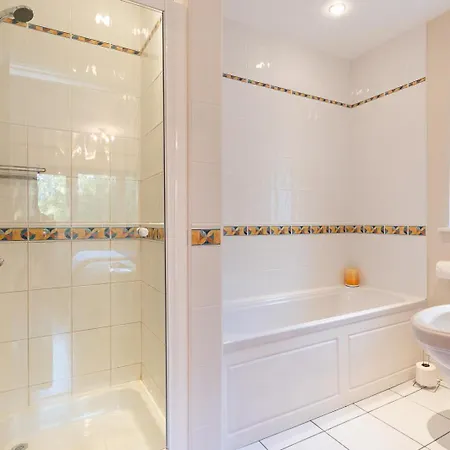 A Split-level Spacious With Sea & Mountain Views Holiday home *