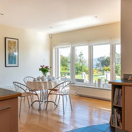 A Split-level Spacious With Sea & Mountain Views *