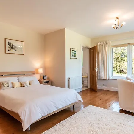 A Split-level Spacious With Sea & Mountain Views