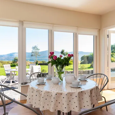 A Split-level Spacious With Sea & Mountain Views Templenoe