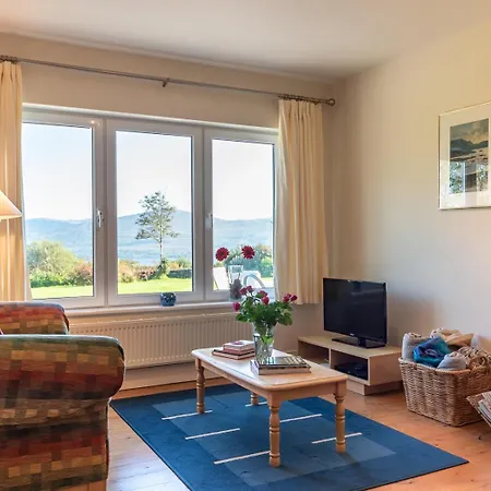 A Split-level Spacious With Sea & Mountain Views Holiday home