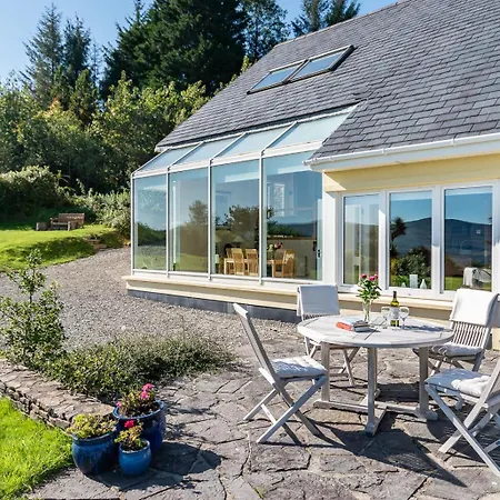 Ferienhaus Stylish And Spacious With Sea & Mountain Views