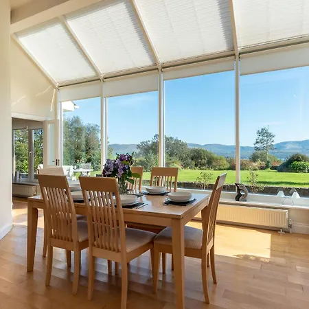 A Split-level Spacious With Sea & Mountain Views Holiday home