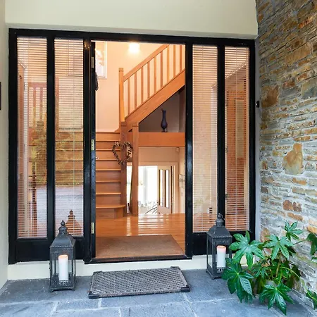 Ferienhaus Stylish And Spacious With Sea & Mountain Views