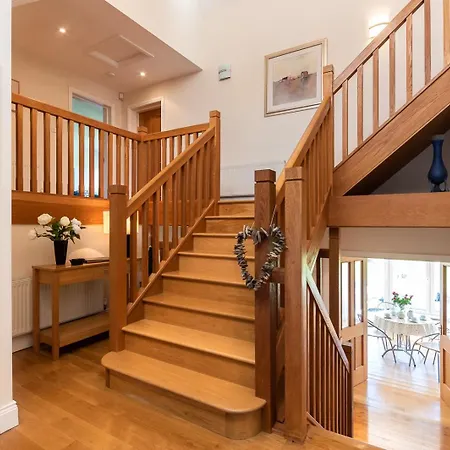 A Split-level Spacious With Sea & Mountain Views