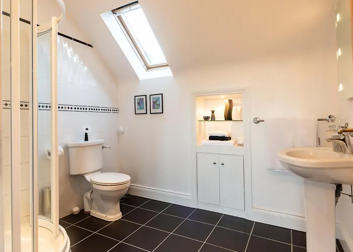 Ferienhaus Stylish And Spacious With Sea & Mountain Views