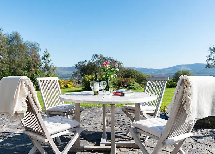 Stylish And Spacious With Sea & Mountain Views