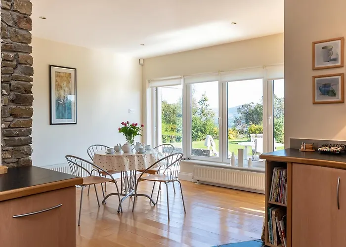 Stylish And Spacious With Sea & Mountain Views *