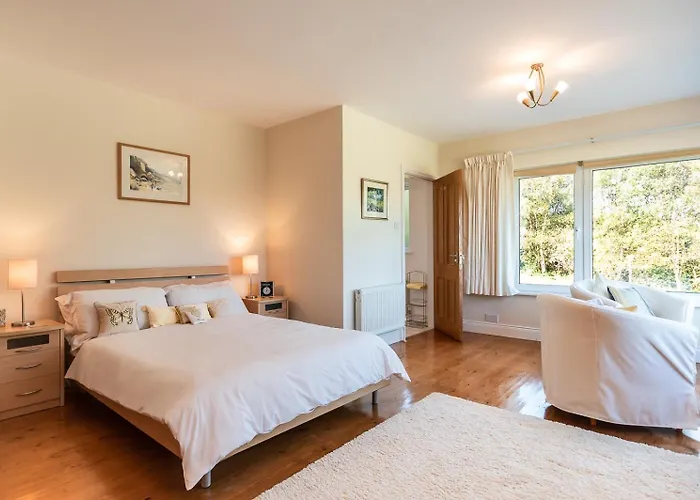 Stylish And Spacious With Sea & Mountain Views