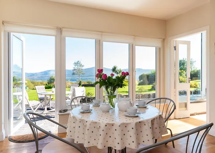 Stylish And Spacious With Sea & Mountain Views Templenoe