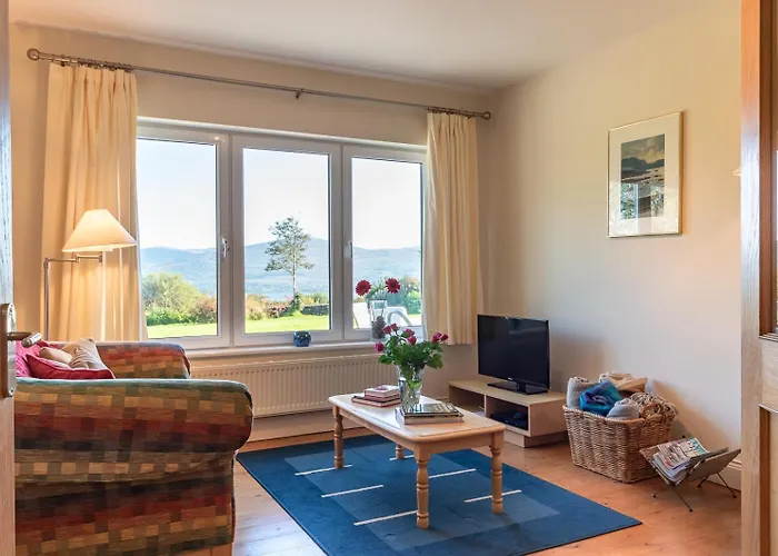 Stylish And Spacious With Sea & Mountain Views Ferienhaus