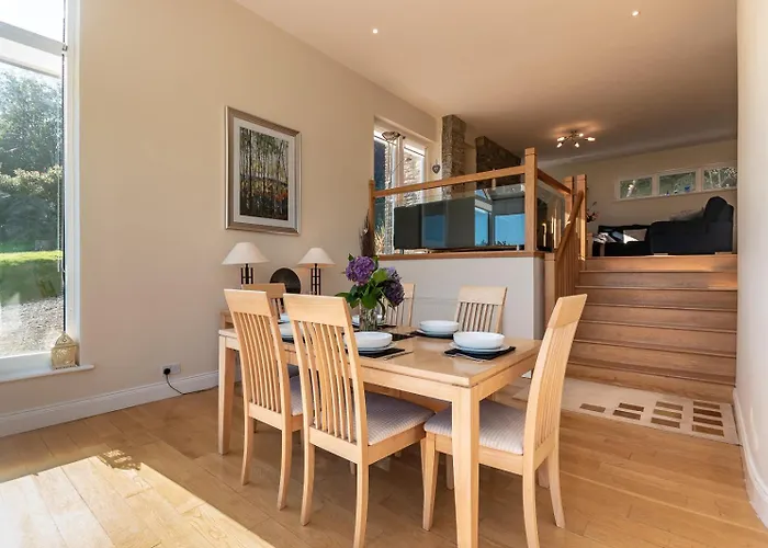 Stylish And Spacious With Sea & Mountain Views