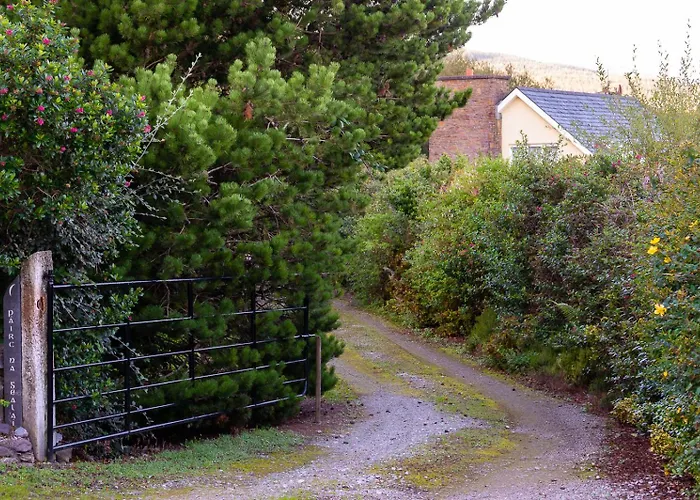 Дом отдыха Stylish And Spacious With Sea & Mountain Views Templenoe