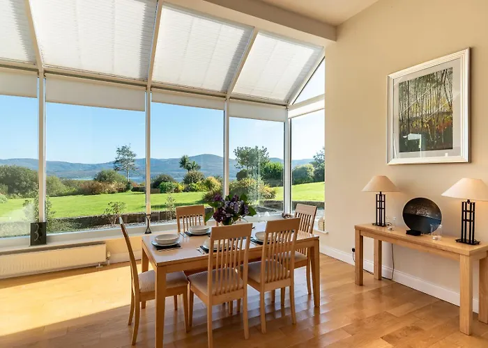 Stylish And Spacious With Sea & Mountain Views