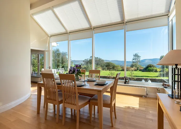 Stylish And Spacious With Sea & Mountain Views Ferienhaus