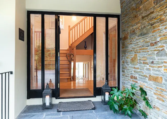 Ferienhaus Stylish And Spacious With Sea & Mountain Views