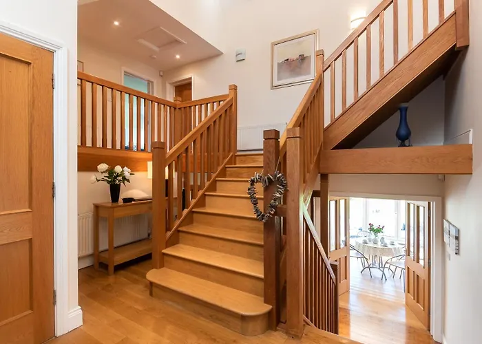 Stylish And Spacious With Sea & Mountain Views